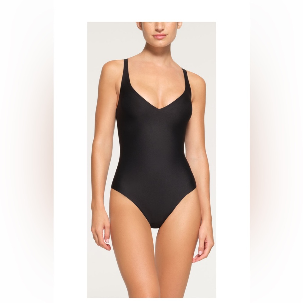 Skims Body Unlined Plunge Thong Body Suit in Black. Size Medium.
